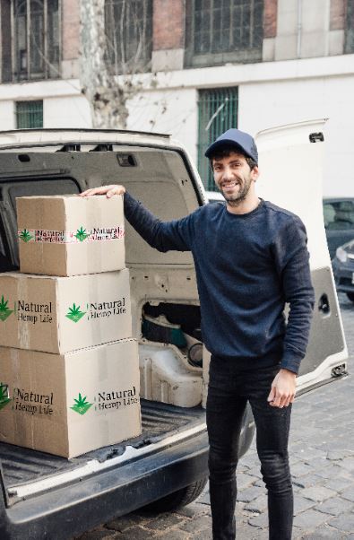 Företagskund håller i Natural Hemp Life Paket 3