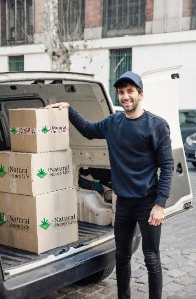 Företagskund håller i Natural Hemp Life Paket 3