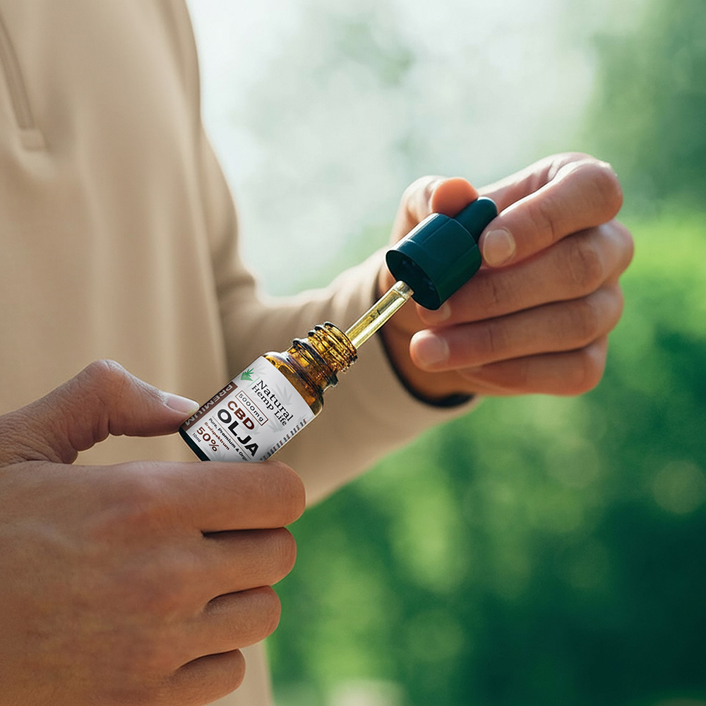 CBD Olja 50% från Natural Hemp Life i handen